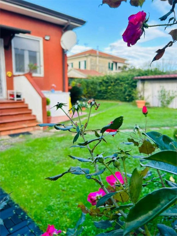 casa indipendente in vendita a Luni in zona Casano