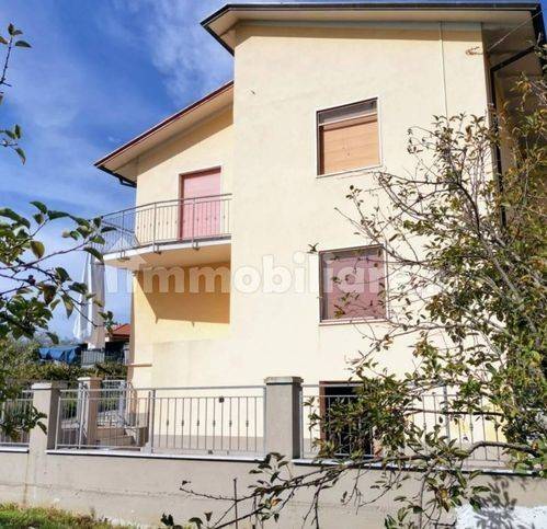 appartamento in vendita a Luni in zona Isola