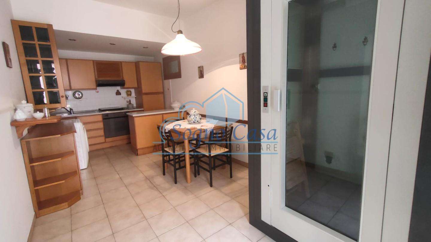intera palazzina in vendita a Luni in zona Nicola