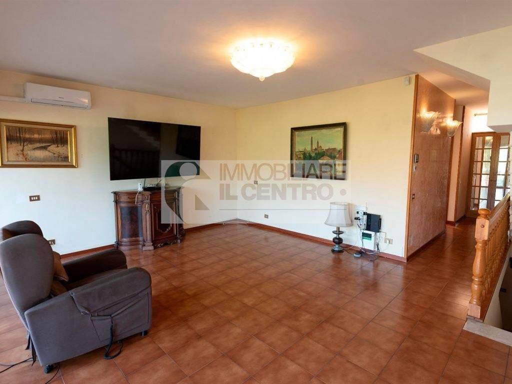 casa indipendente in vendita a Luni