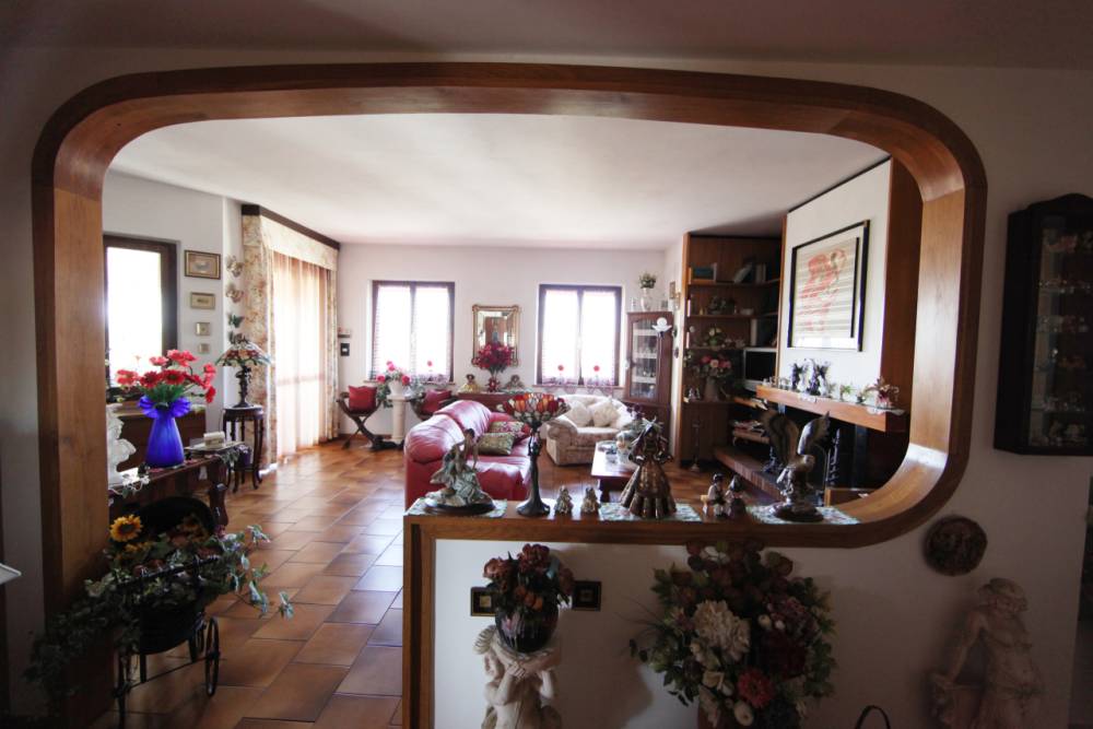 casa indipendente in vendita a Luni