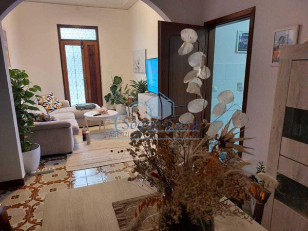 casa indipendente in vendita a Luni