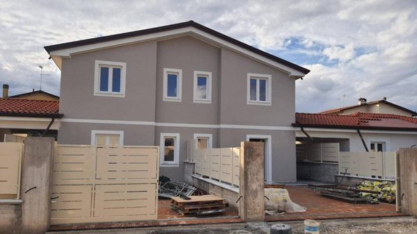 casa indipendente in vendita a Luni in zona Dogana