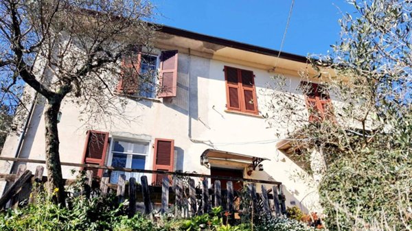 casa indipendente in vendita a Luni