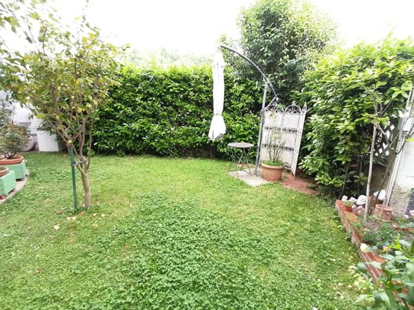 casa semindipendente in vendita a Luni in zona Dogana