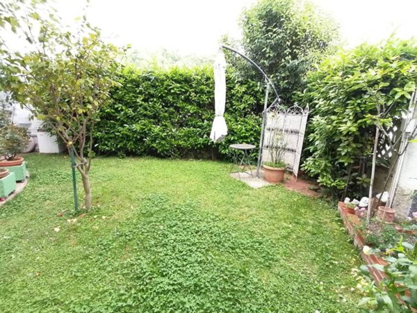 casa semindipendente in vendita a Luni in zona Dogana