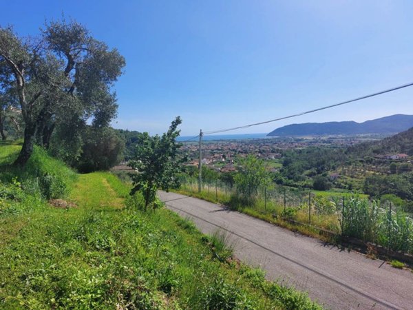 casa indipendente in vendita a Luni