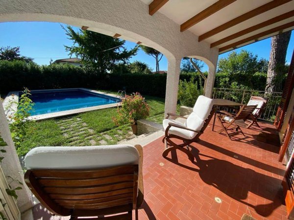 casa indipendente in vendita a Luni