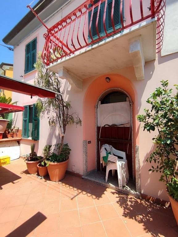 casa indipendente in vendita a Luni