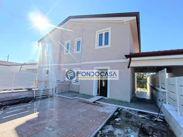 casa indipendente in vendita a Luni in zona Dogana