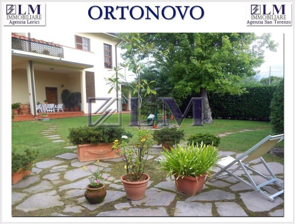 casa indipendente in vendita a Luni
