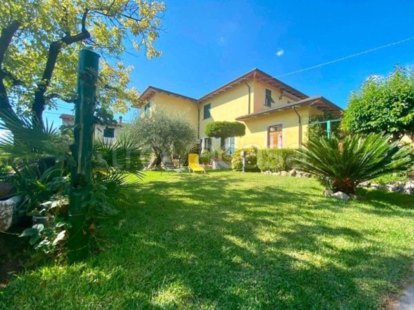 casa indipendente in vendita a Luni in zona Dogana