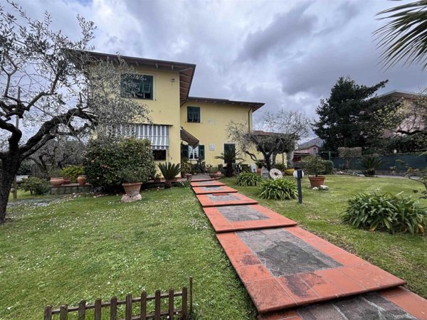 casa indipendente in vendita a Luni in zona Dogana