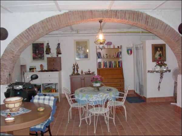 casa indipendente in vendita a Luni in zona Serravalle