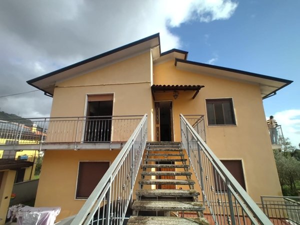 casa indipendente in vendita a Luni in zona Isola