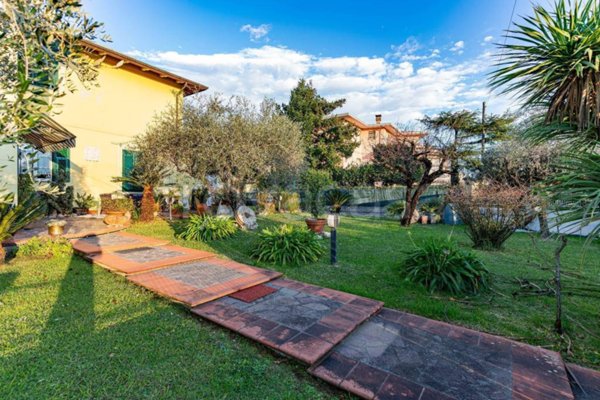 casa indipendente in vendita a Luni