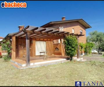 casa indipendente in vendita a Luni