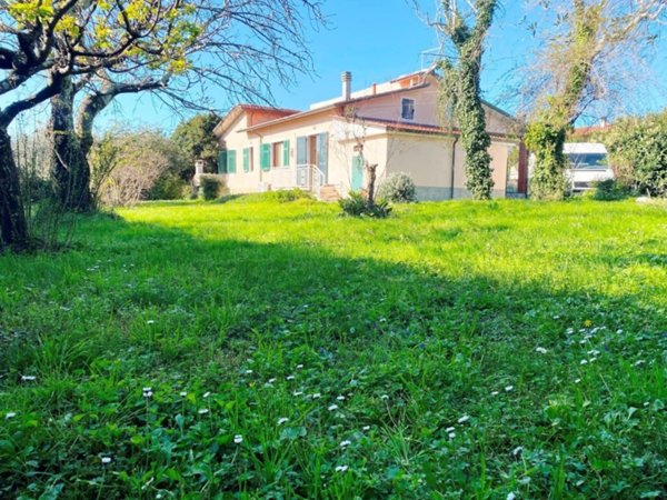 casa indipendente in vendita a Luni in zona Isola