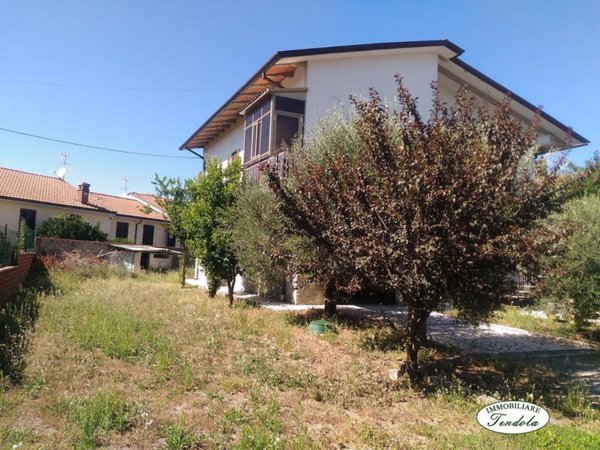 casa indipendente in vendita a Luni in zona Isola