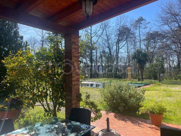 casa indipendente in vendita a Luni