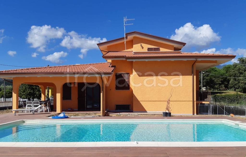 casa indipendente in vendita a Luni