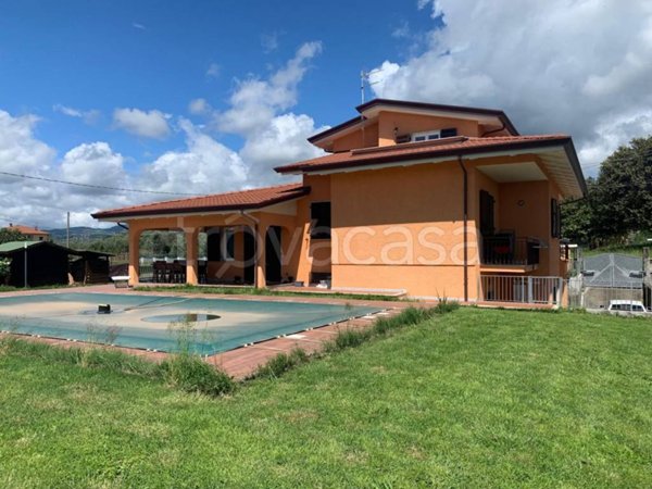 casa indipendente in vendita a Luni