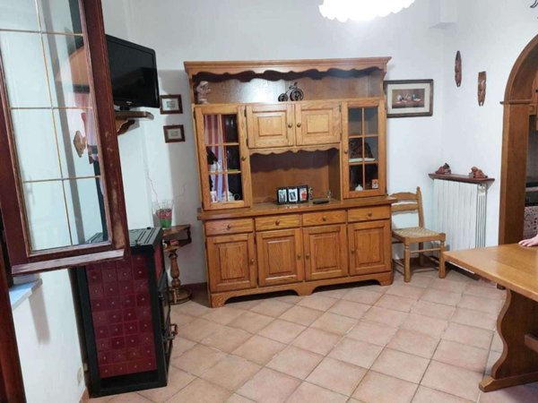 intera palazzina in vendita a Luni