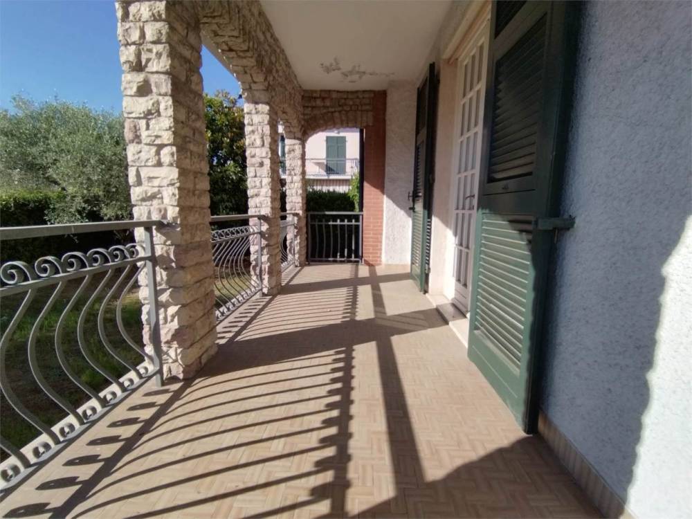 casa indipendente in vendita a Luni in zona Dogana
