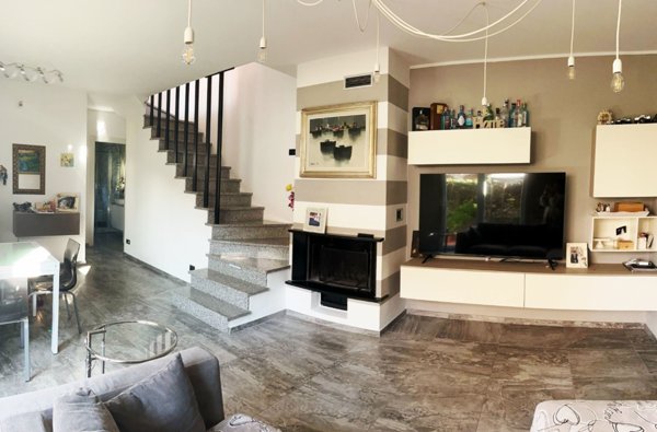 casa indipendente in vendita a Luni