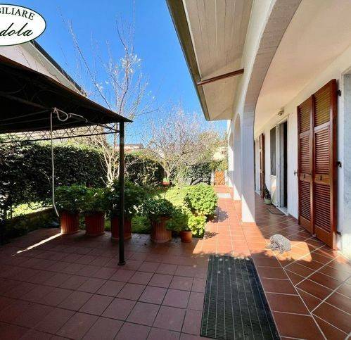 casa indipendente in vendita a Luni in zona Casano