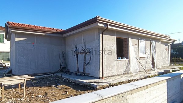 casa indipendente in vendita a Luni in zona Dogana