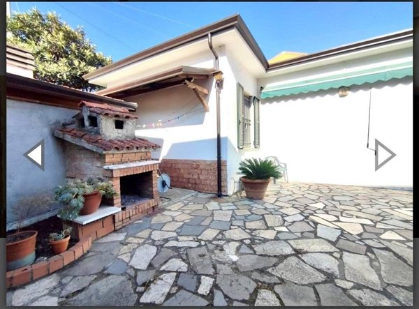 casa indipendente in vendita a Luni in zona Casano