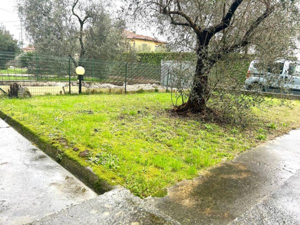 casa indipendente in vendita a Luni in zona Isola