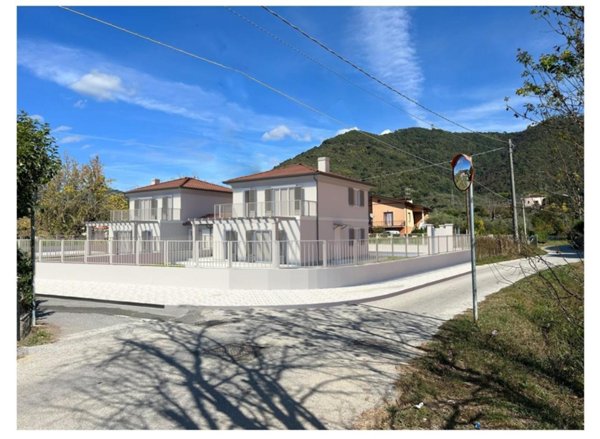casa indipendente in vendita a Luni in zona Isola