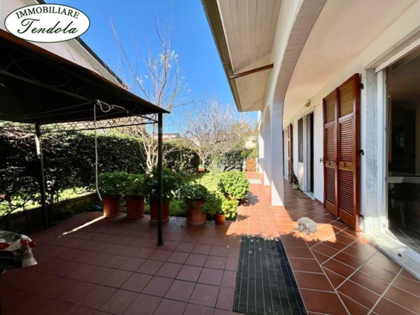 casa indipendente in vendita a Luni