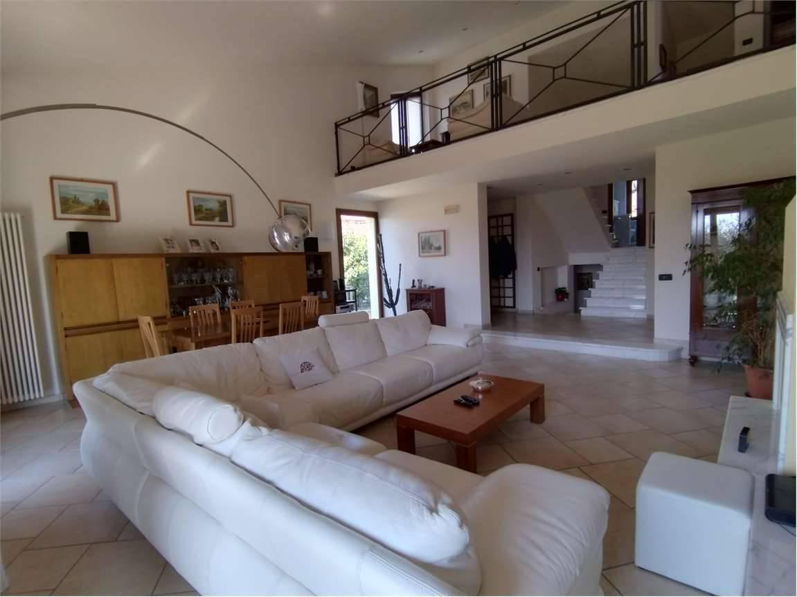 casa indipendente in vendita a Luni in zona Isola