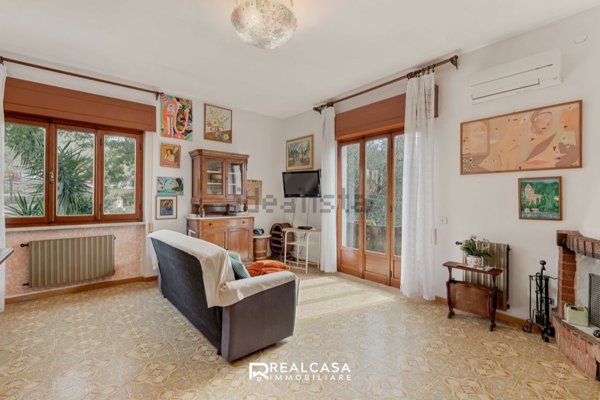 casa indipendente in vendita a Luni