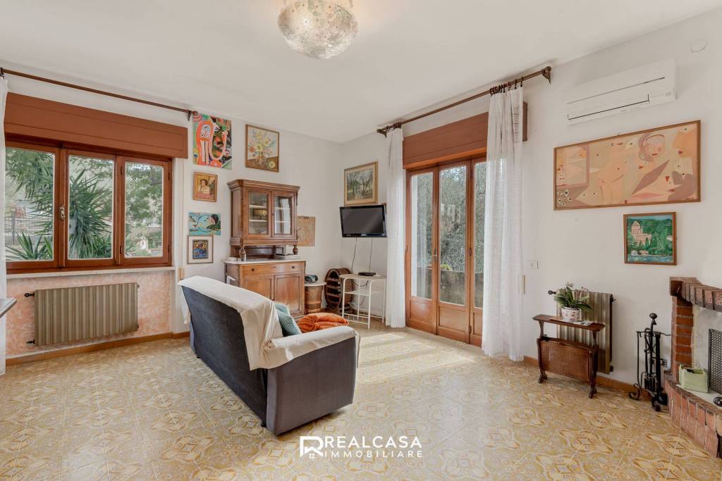 casa indipendente in vendita a Luni