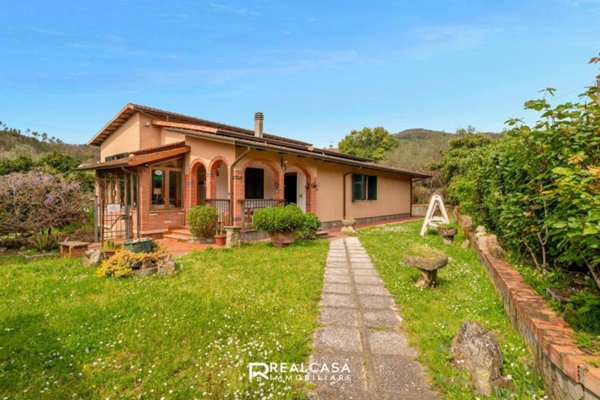 casa indipendente in vendita a Luni