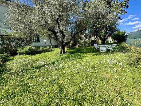 casa indipendente in vendita a Luni in zona Dogana