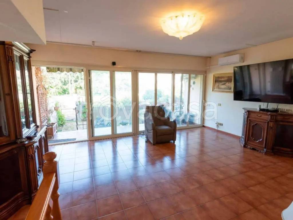 casa indipendente in vendita a Luni