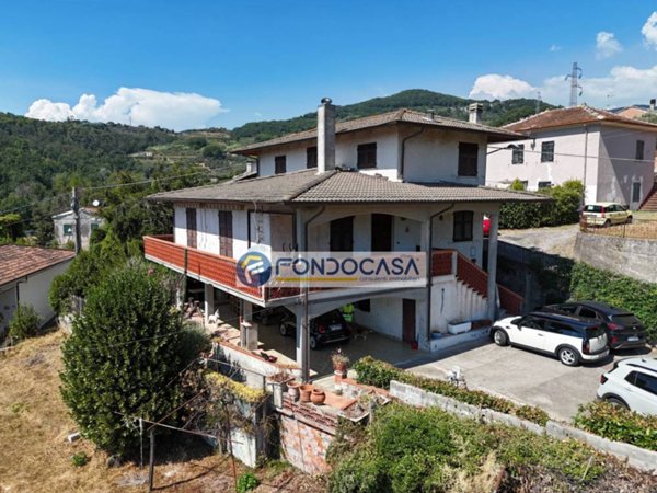 casa indipendente in vendita a Luni
