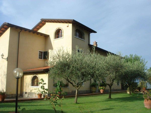 casa indipendente in vendita a Luni in zona Isola