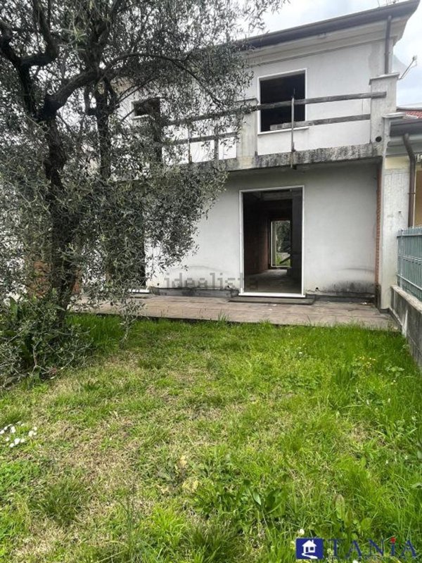 casa indipendente in vendita a Luni