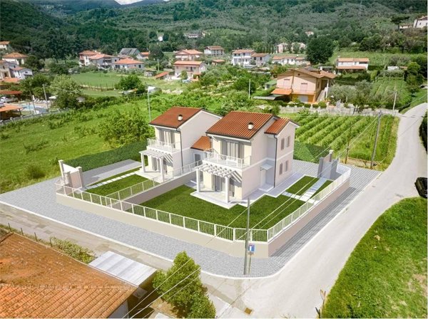 casa indipendente in vendita a Luni in zona Isola