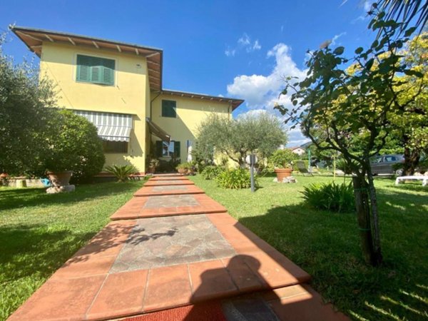 casa indipendente in vendita a Luni in zona Dogana