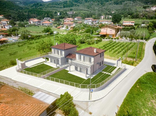 casa indipendente in vendita a Luni