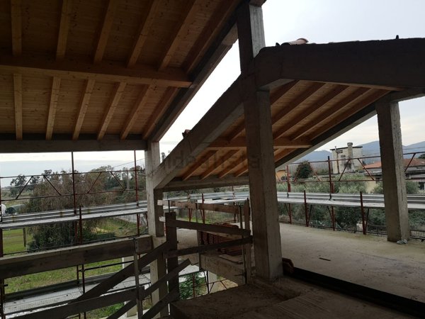 casa indipendente in vendita a Luni
