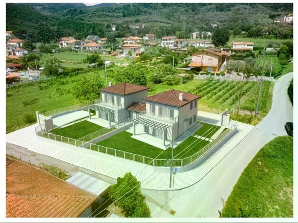 casa indipendente in vendita a Luni in zona Isola