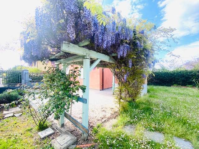 casa indipendente in vendita a Luni in zona Dogana